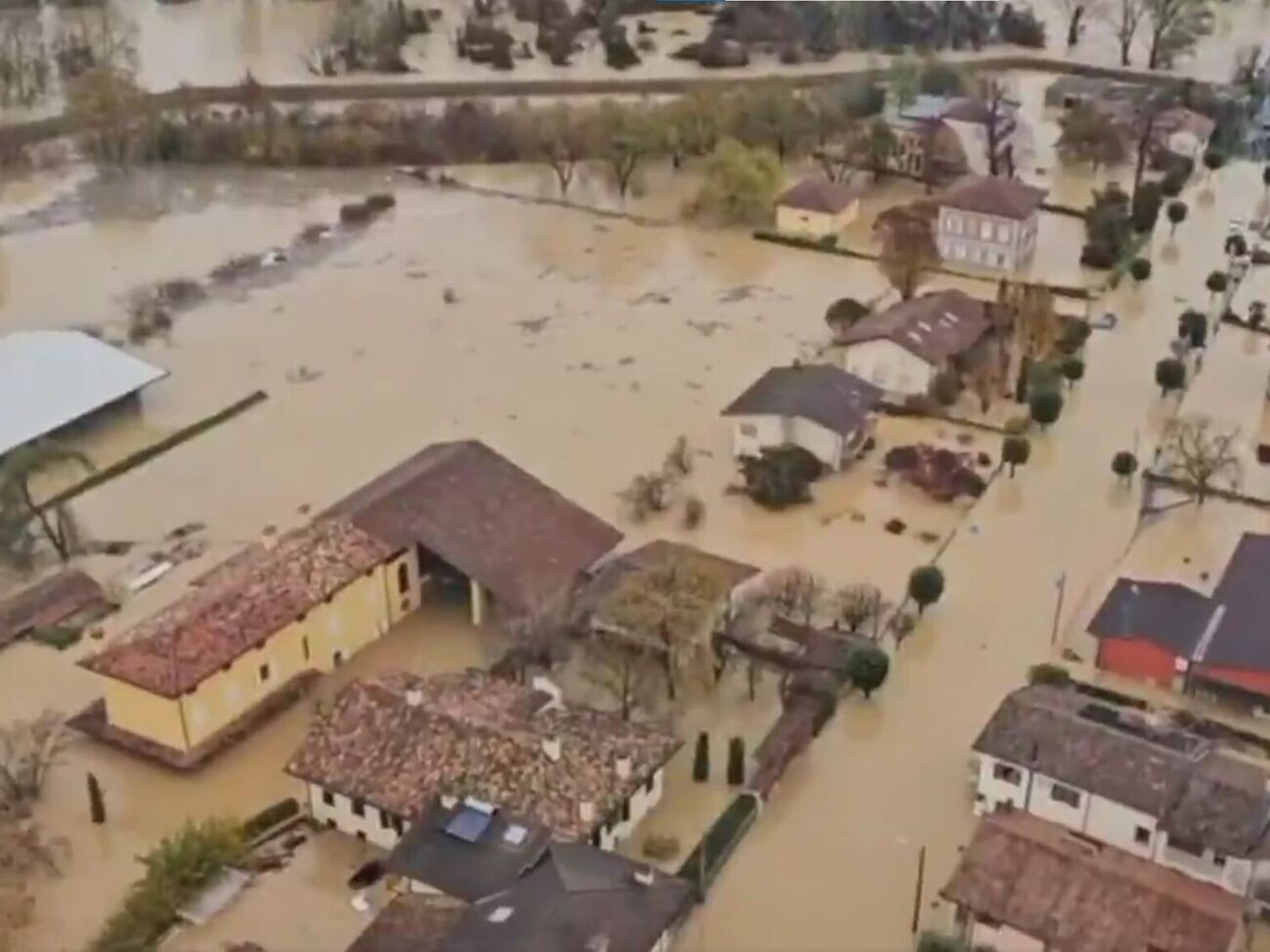 За ночь выпало примерно 300 мм осадков, что в несколько раз превысило норму