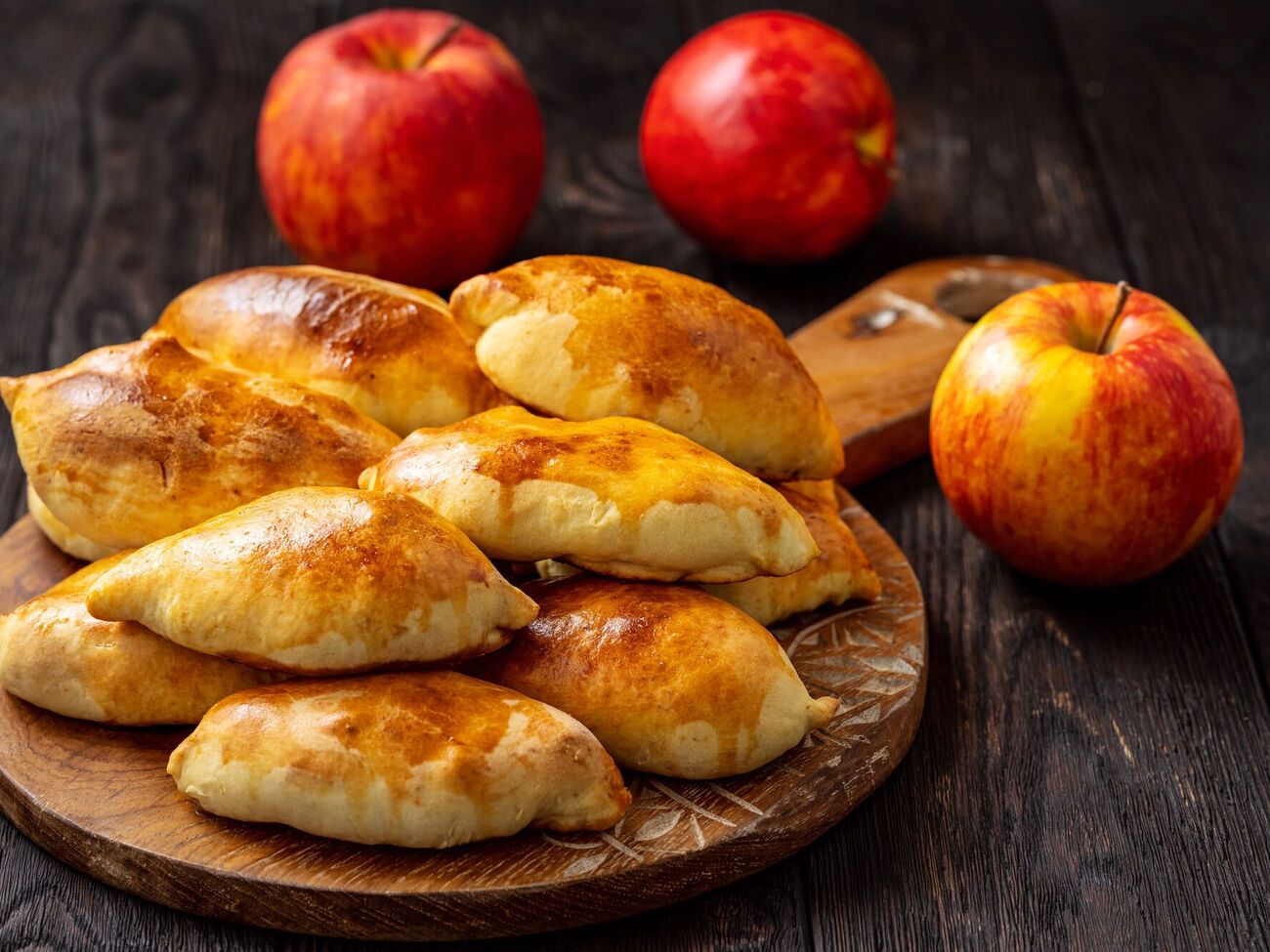 Перед выпеканием пирожки смазывают яйцом