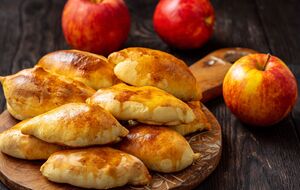 Перед выпеканием пирожки смазывают яйцом