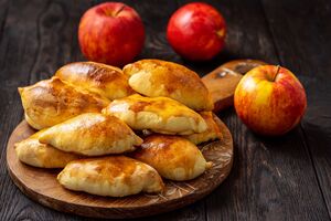 Перед випіканням пиріжки змащують яйцем