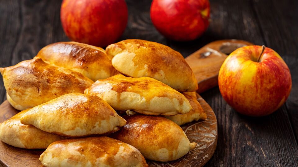 Перед випіканням пиріжки змащують яйцем