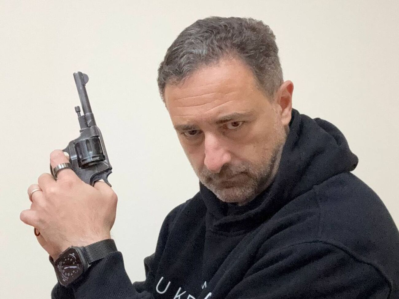 За словами Смілянського, якщо хтось розповідає, що із зарплатою 70 тис. на місяць утримує заміський будинок і машину, він бреше