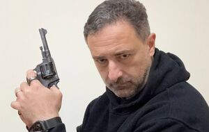 За словами Смілянського, якщо хтось розповідає, що із зарплатою 70 тис. на місяць утримує заміський будинок і машину, він бреше