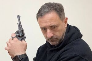 За словами Смілянського, якщо хтось розповідає, що із зарплатою 70 тис. на місяць утримує заміський будинок і машину, він бреше