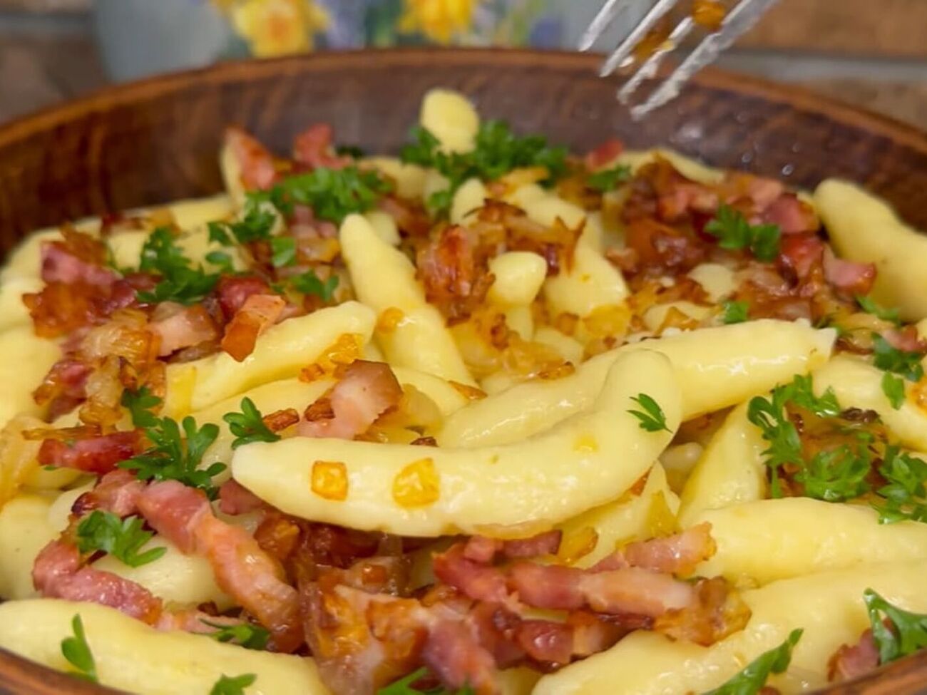 Сформируйте из теста палюшки и сварите их в подсоленной кипящей воде