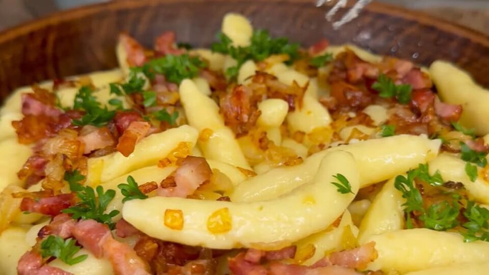 Сформируйте из теста палюшки и сварите их в подсоленной кипящей воде