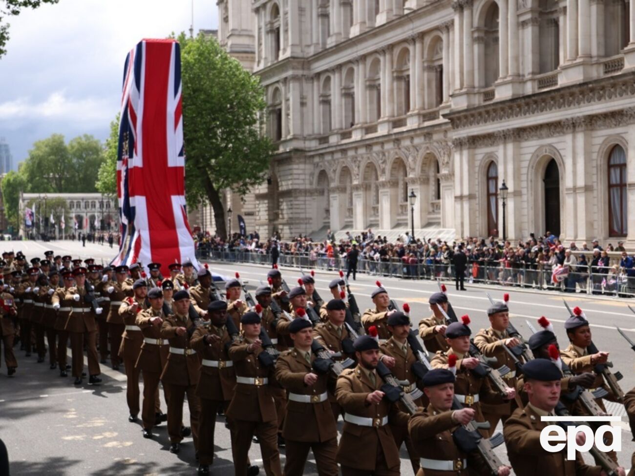 Попереджувальні наліпки наклеїли на панелі приладів сотень службових автомобілів, які використовують у Великобританії й за кордоном, ідеться у статті