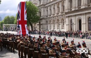 Попереджувальні наліпки наклеїли на панелі приладів сотень службових автомобілів, які використовують у Великобританії й за кордоном, ідеться у статті