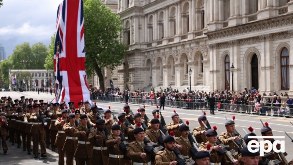 Предупреждающие наклейки наклеили на приборной панели сотен служебных автомобилей, которые используют в Великобритании и за рубежом, говорится в статье