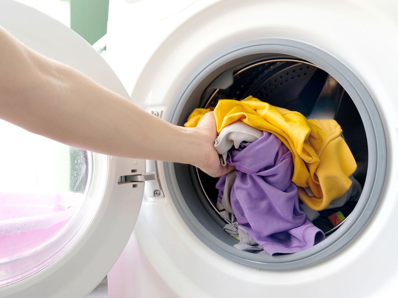 Щоб білизна не вигорала на сонці, під час прання рекомендують використовувати корицю
