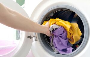 Щоб білизна не вигорала на сонці, під час прання рекомендують використовувати корицю