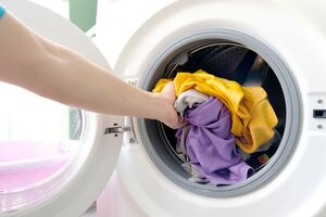 Чтобы белье не выгорало на солнце, во время стирки рекомендуется использовать корицу