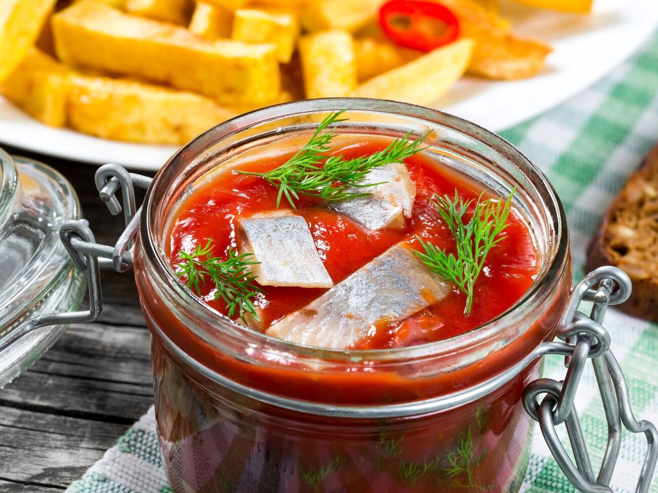 Оселедець заливають охолодженим маринадом