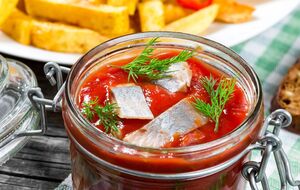 Оселедець заливають охолодженим маринадом