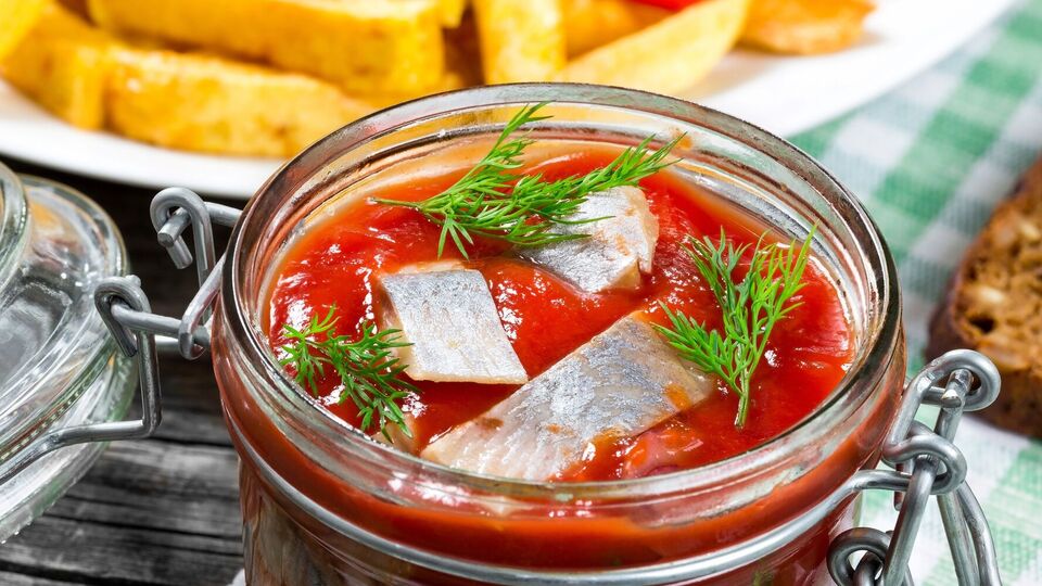 Сельдь заливают охлажденным маринадом