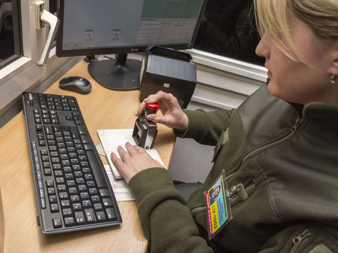 Депортированных передали через Польшу