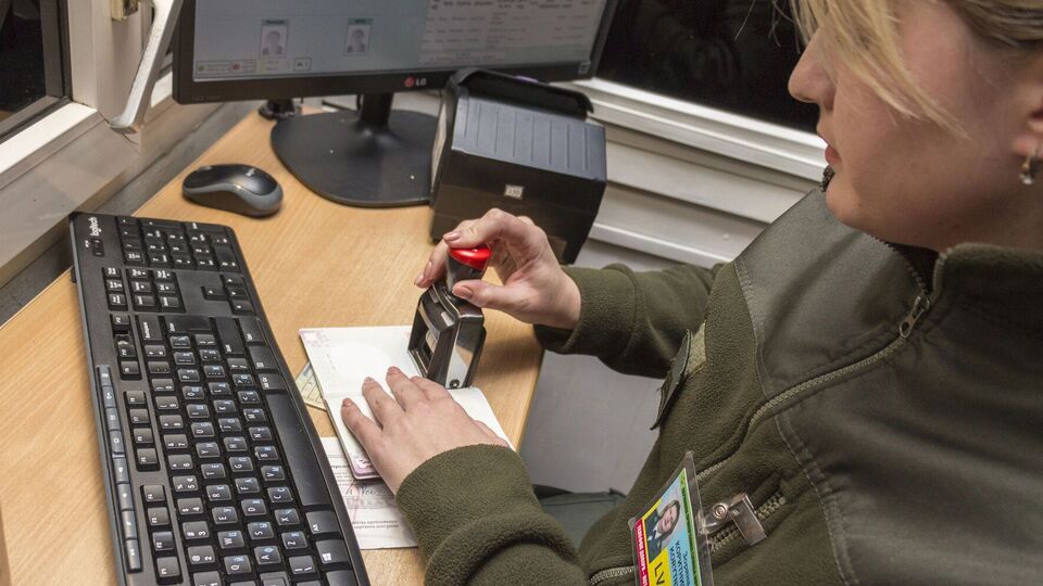 Депортированных передали через Польшу