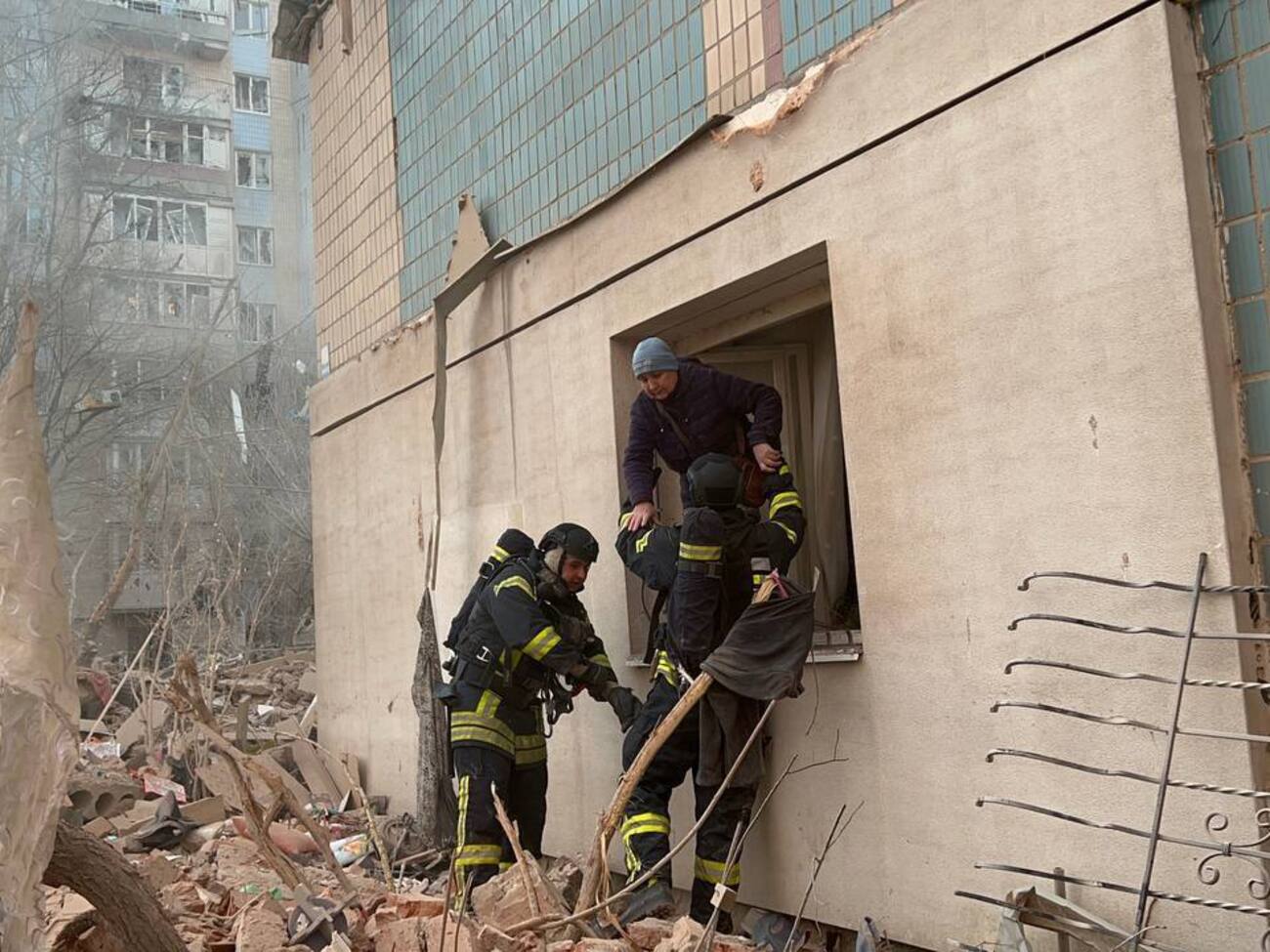 Спасатели продолжают эвакуировать людей из заблокированных квартир после атаки РФ 19 ноября 2025 года