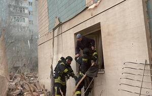 Спасатели продолжают эвакуировать людей из заблокированных квартир после атаки РФ 19 ноября 2025 года