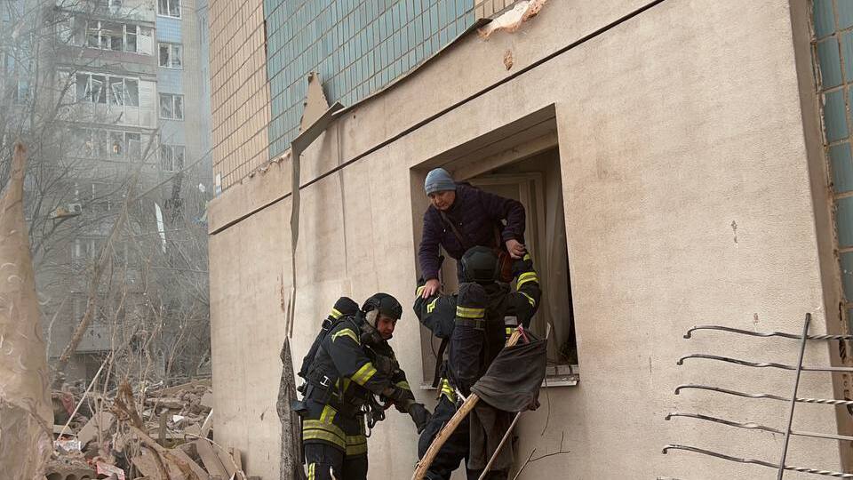 Рятувальники й далі евакуйовують людей із заблокованих квартир після атаки РФ 19 листопада 2025 року