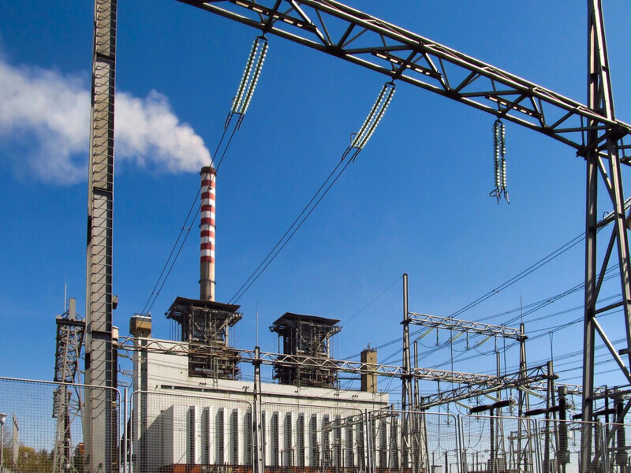 Продолжаются работы по ликвидации последствий масштабной ракетно-дроновой атаки на энергетическую инфраструктуру, говорится в сообщении