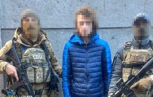 Згідно з матеріалами справи, наведенням ворожого вогню займався 24-річний місцевий безробітний