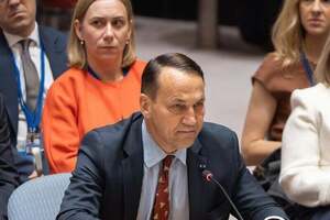 Сикорский проинформировал, что Польша не планирует разрывать дипломатические отношения с Россией