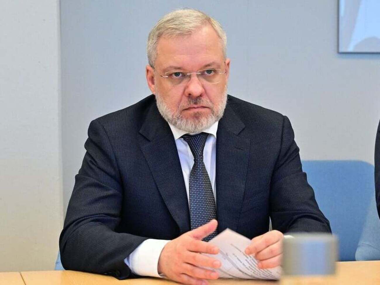 Стефанчук в сессионном зале подписал постановление об увольнении Галущенко