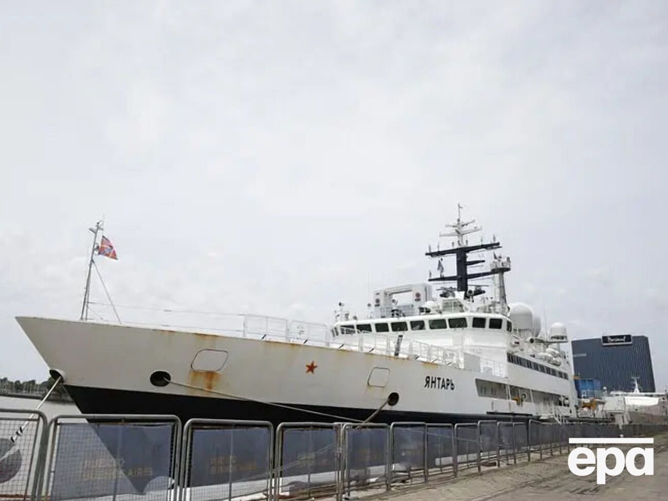 По словам Хили, если российский разведывательный корабль повернет к побережью его страны, то в Лондоне "готовы военные варианты действий"