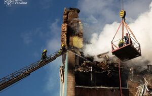 По меньшей мере 73 человека получили ранения или травмы, среди пострадавших – 15 детей