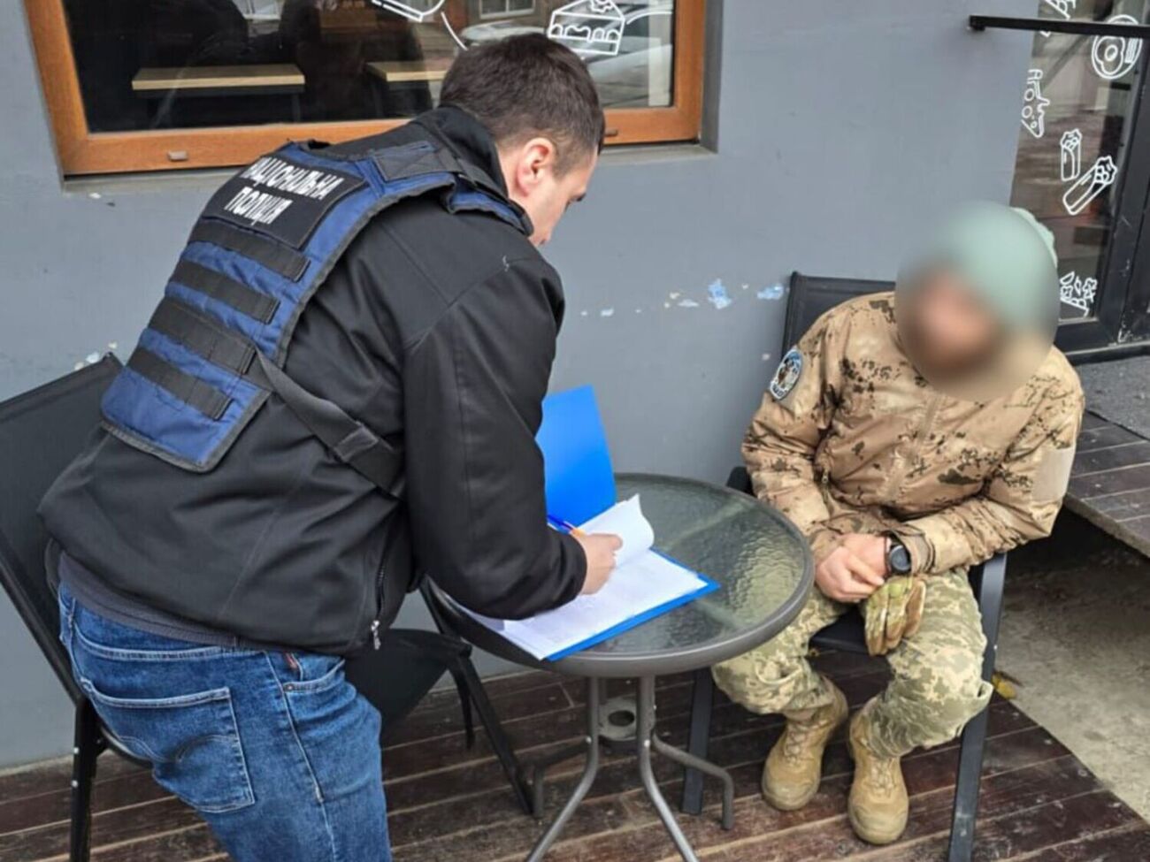 За даними слідства, підозрюваний незаконно оформив статус ВПО й отримував додаткові соціальні виплати