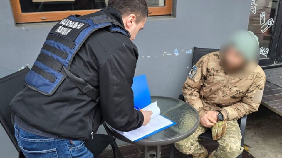 За даними слідства, підозрюваний незаконно оформив статус ВПО й отримував додаткові соціальні виплати