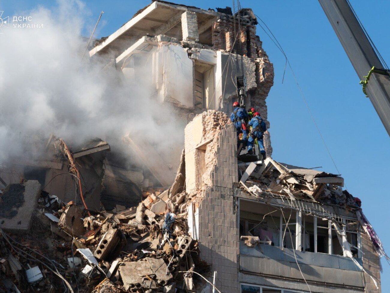 По словам матери юноши, спасатели не могут к нему добраться