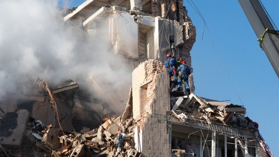 За словами матері юнака, рятувальники не можуть до нього дістатися