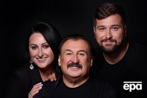 За словами Добромільського, поруч з артистом у лікарні перебувають його син і донька
