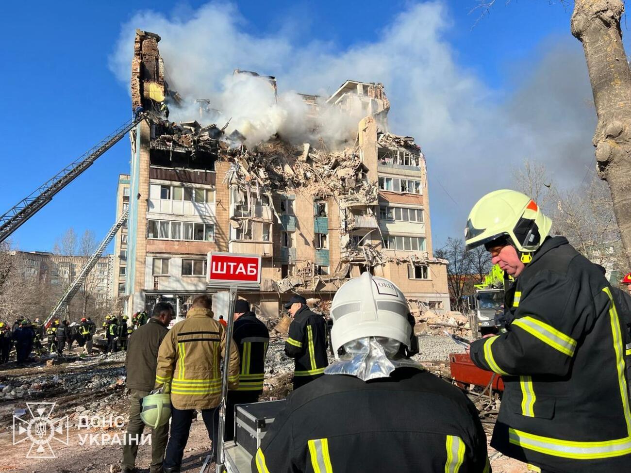 20-річного постраждалого живим дістали з-під завалів зруйнованого будинку в Тернополі