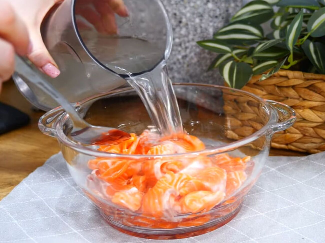 Готовую рыбу нужно полить растительным маслом, чтобы она не слипалась