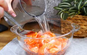 Готовую рыбу нужно полить растительным маслом, чтобы она не слипалась