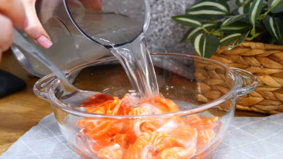 Готовую рыбу нужно полить растительным маслом, чтобы она не слипалась