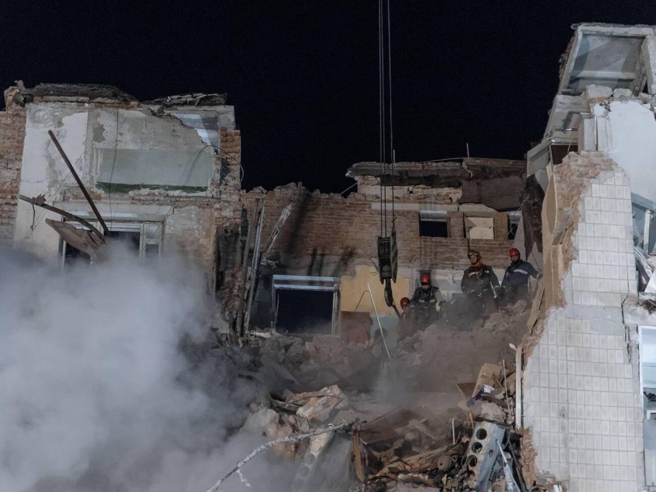 В Тернополе продолжаются поиски людей под завалами