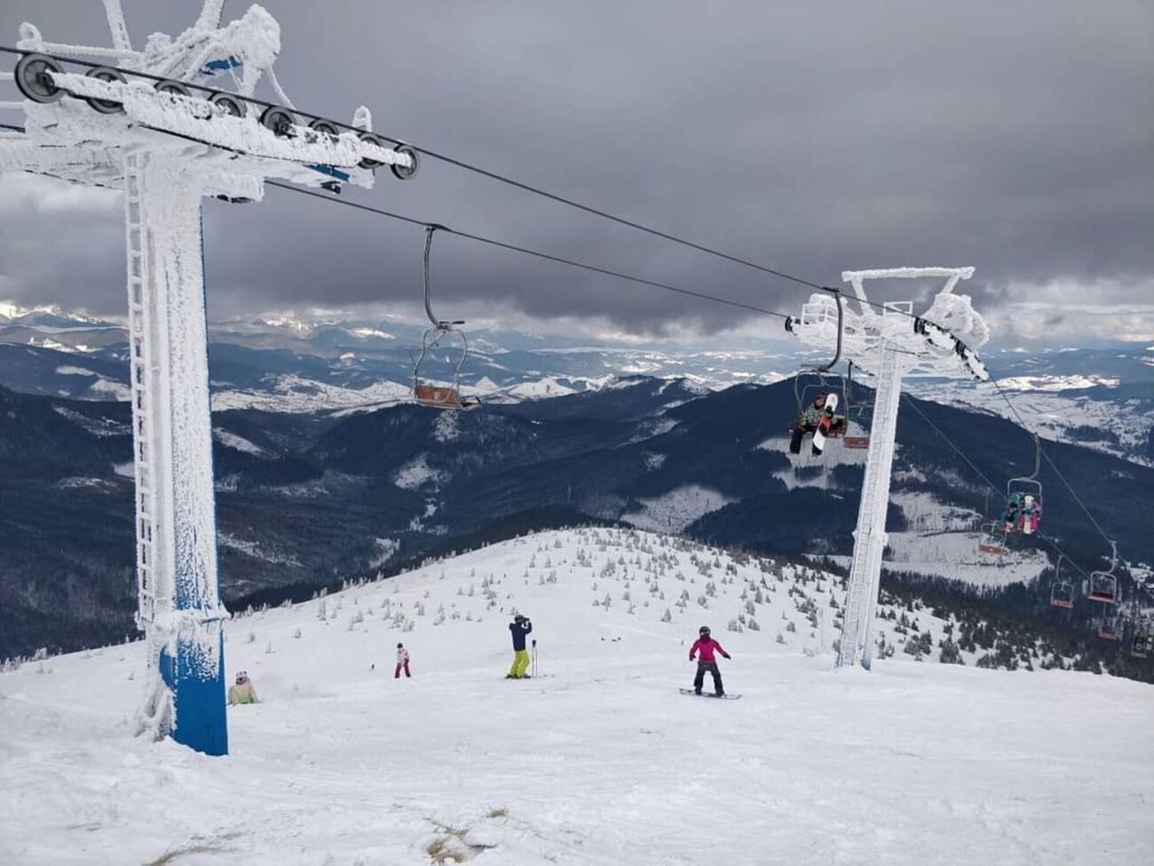 Поселок Драгобрат расположен в Раховской районе Закарпатской области