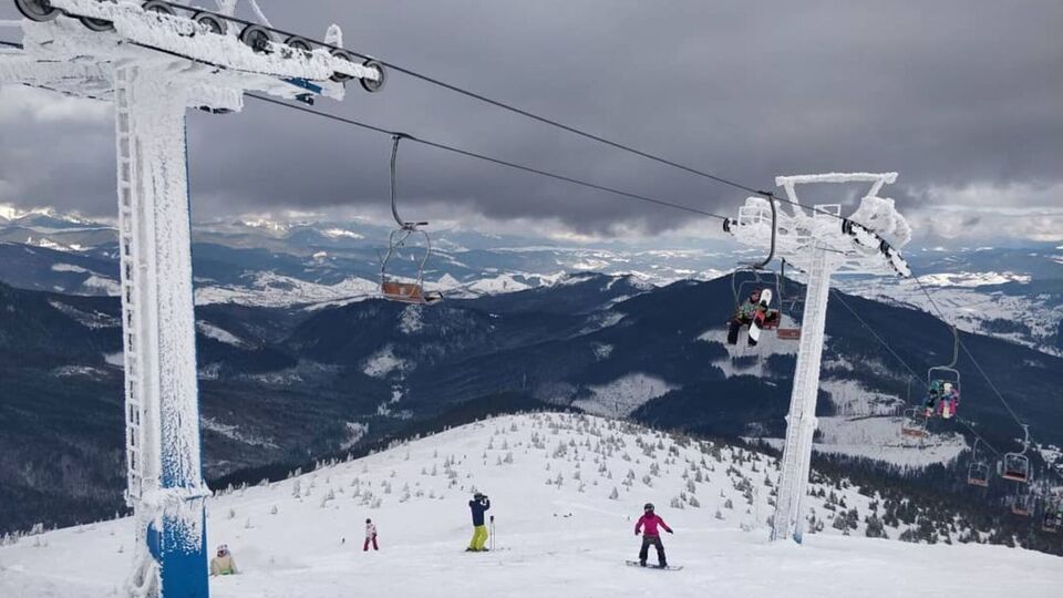 Селище Драгобрат розташоване в Рахівському районі Закарпатської області