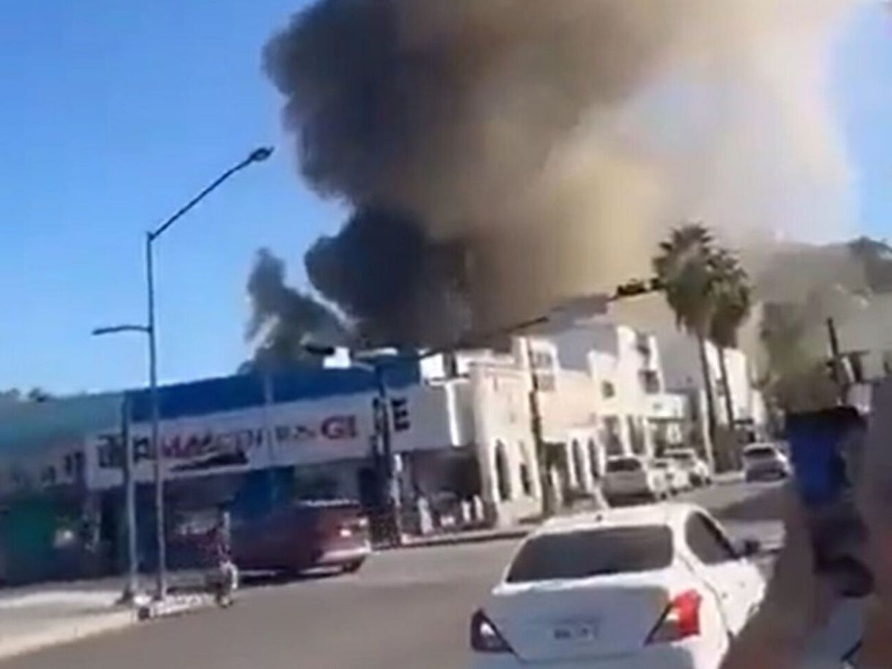 Попередньо повідомили, що вибух, який спричинив пожежу, міг статися через детонацію автомобіля біля магазина