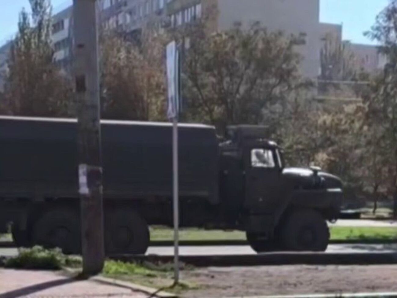 Вывод большого количества грузовиков с живой силой из Донецка вызвал пробку в пункте пропуска посреди недели