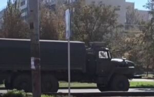 Вывод большого количества грузовиков с живой силой из Донецка вызвал пробку в пункте пропуска посреди недели