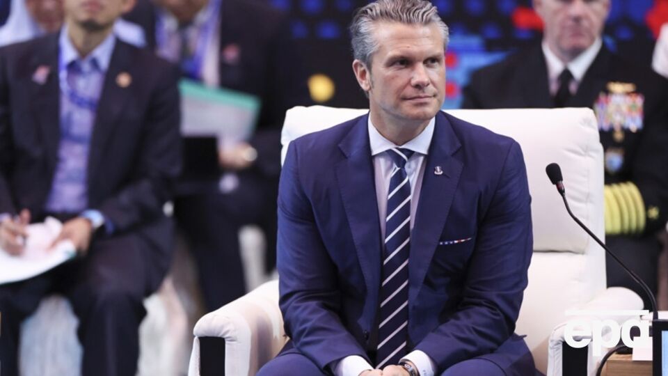 Гесет зазначив, що напередодні провів розмову з міністром національної оборони Китаю адміралом Донг Цзюнем