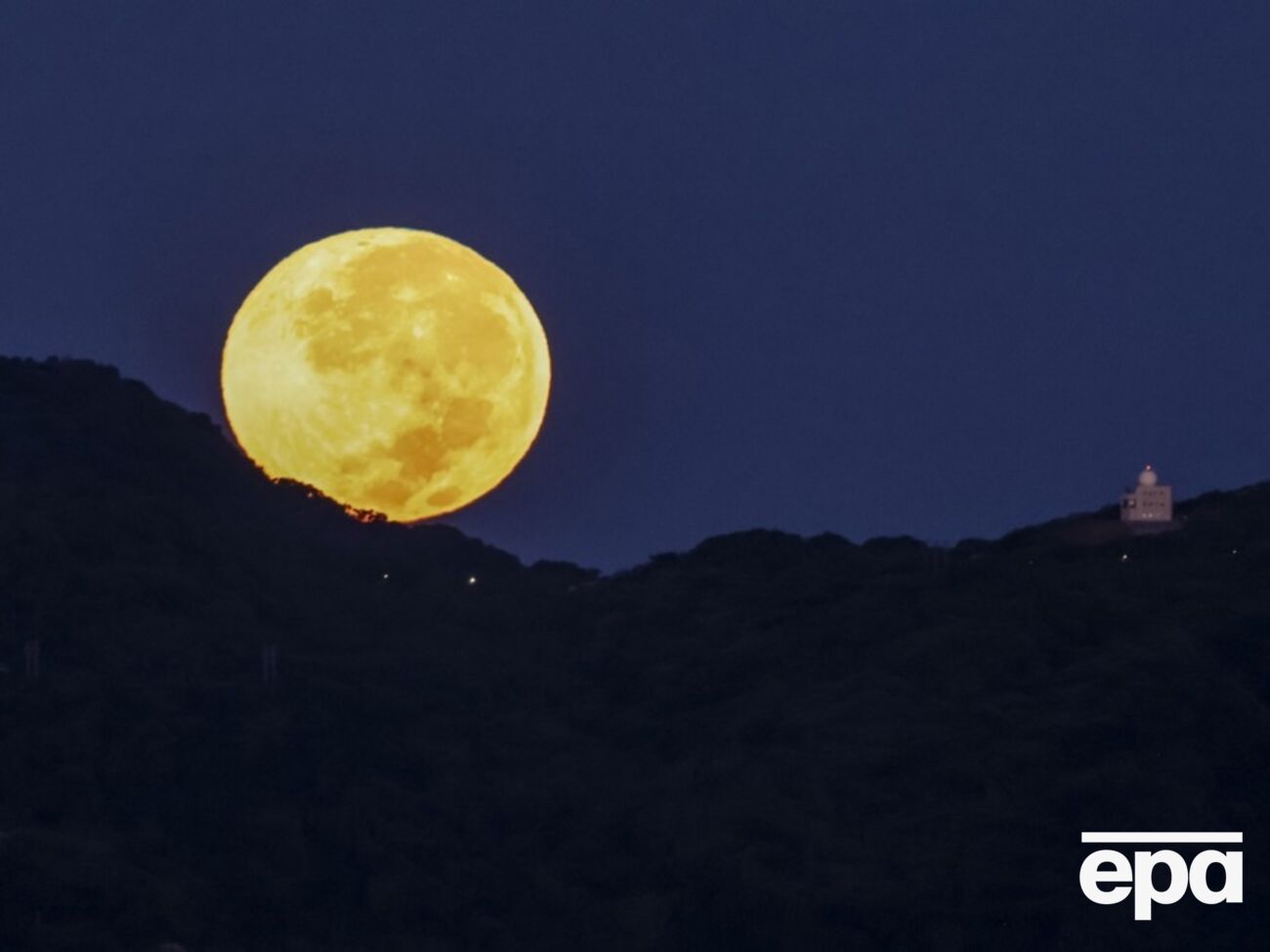 Луна будет выглядеть больше