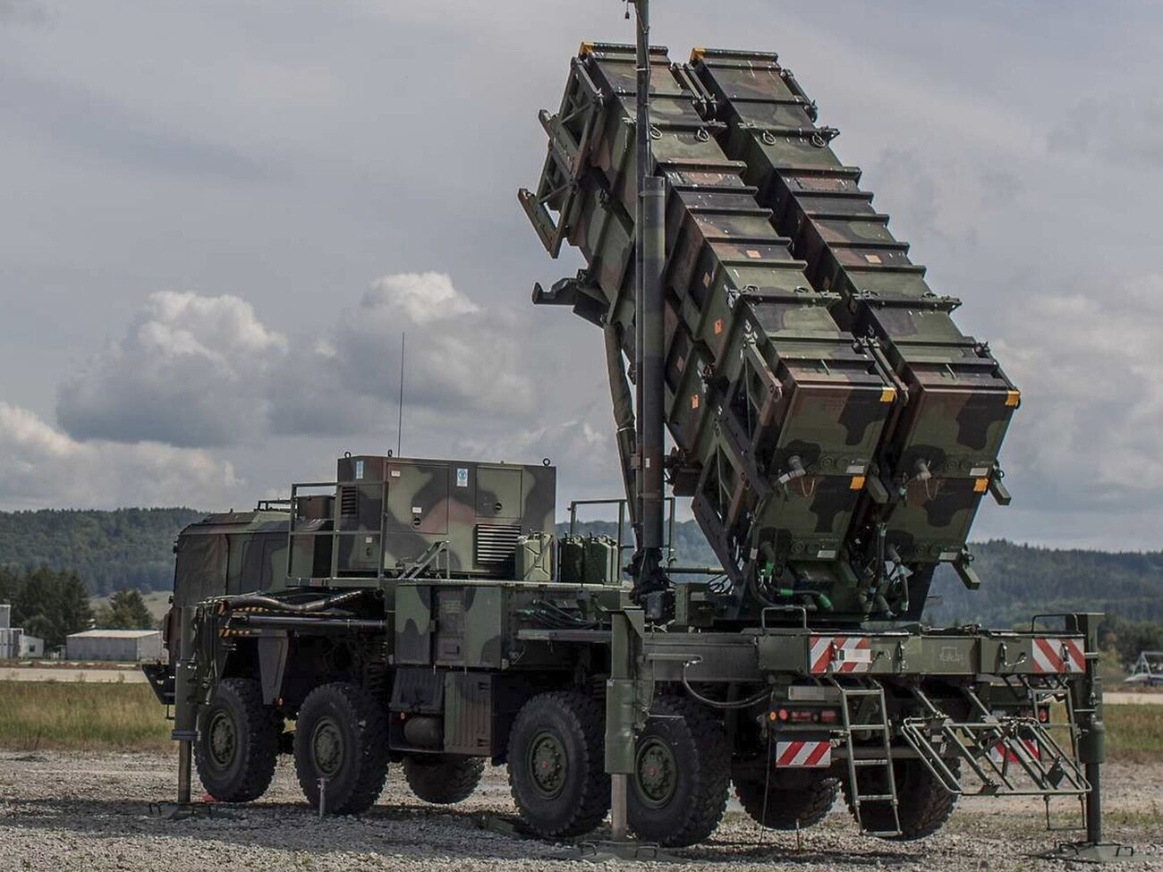 Украина совместно с партнерами продолжает работу над построением надежной системы ПВО, отметил Зеленский