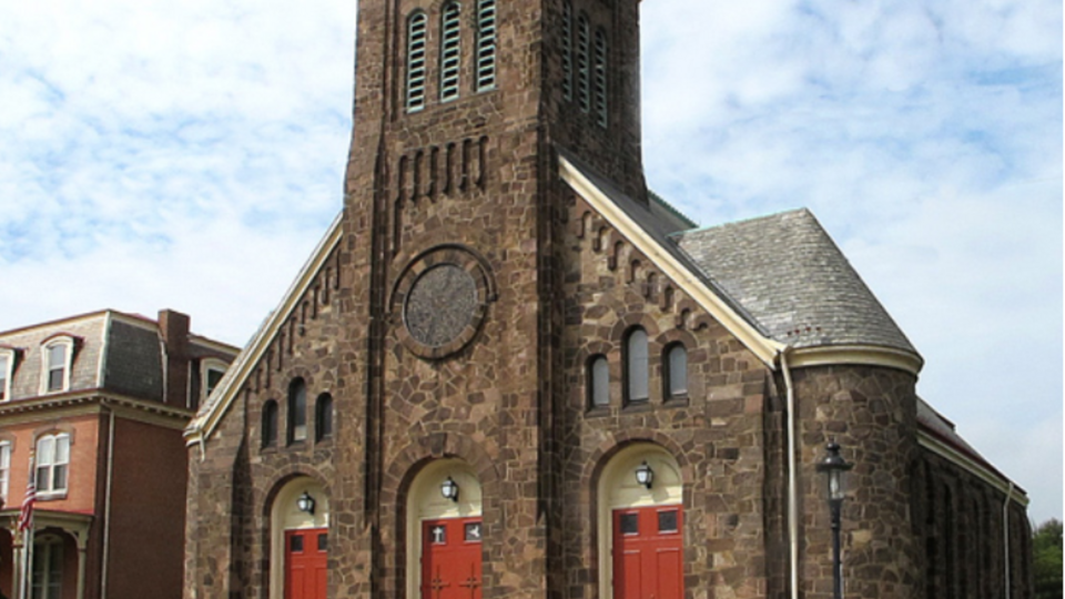 За даними розслідування, дівчинку заманили всередину церкви, зґвалтували й убили, щоб вона не розповіла про злочин