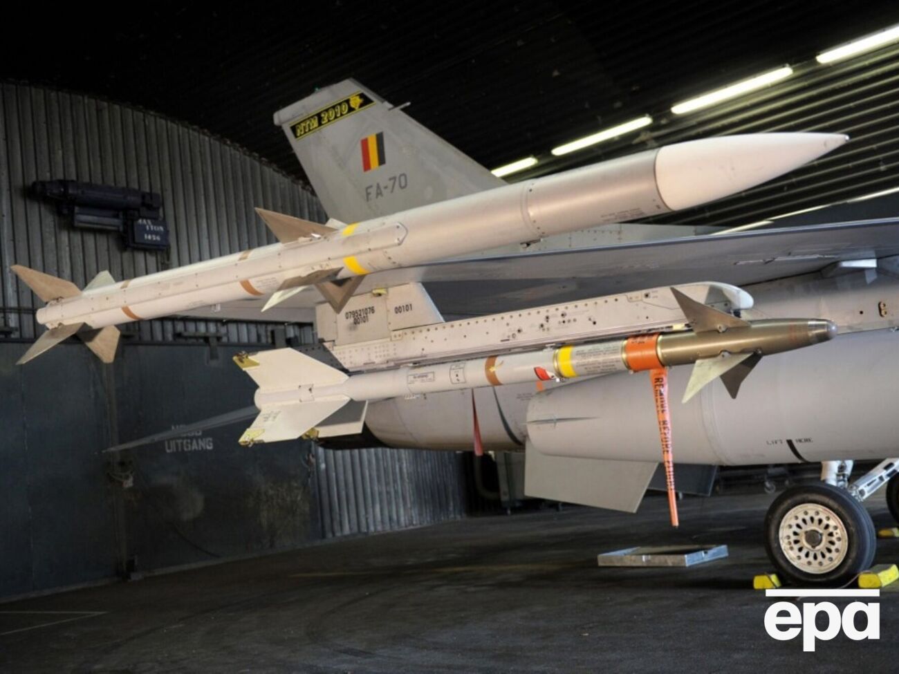 По словам министра, заглушить шпионившие над авиабазой дроны не удалось из-за высоты полета